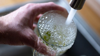In zahlreichen Haushalten war die Trinkwasserversorgung wegen des Rohrbruchs vorübergehend beeinträchtigt. (Symbolbild) (Foto: Monika Skolimowska/dpa)
