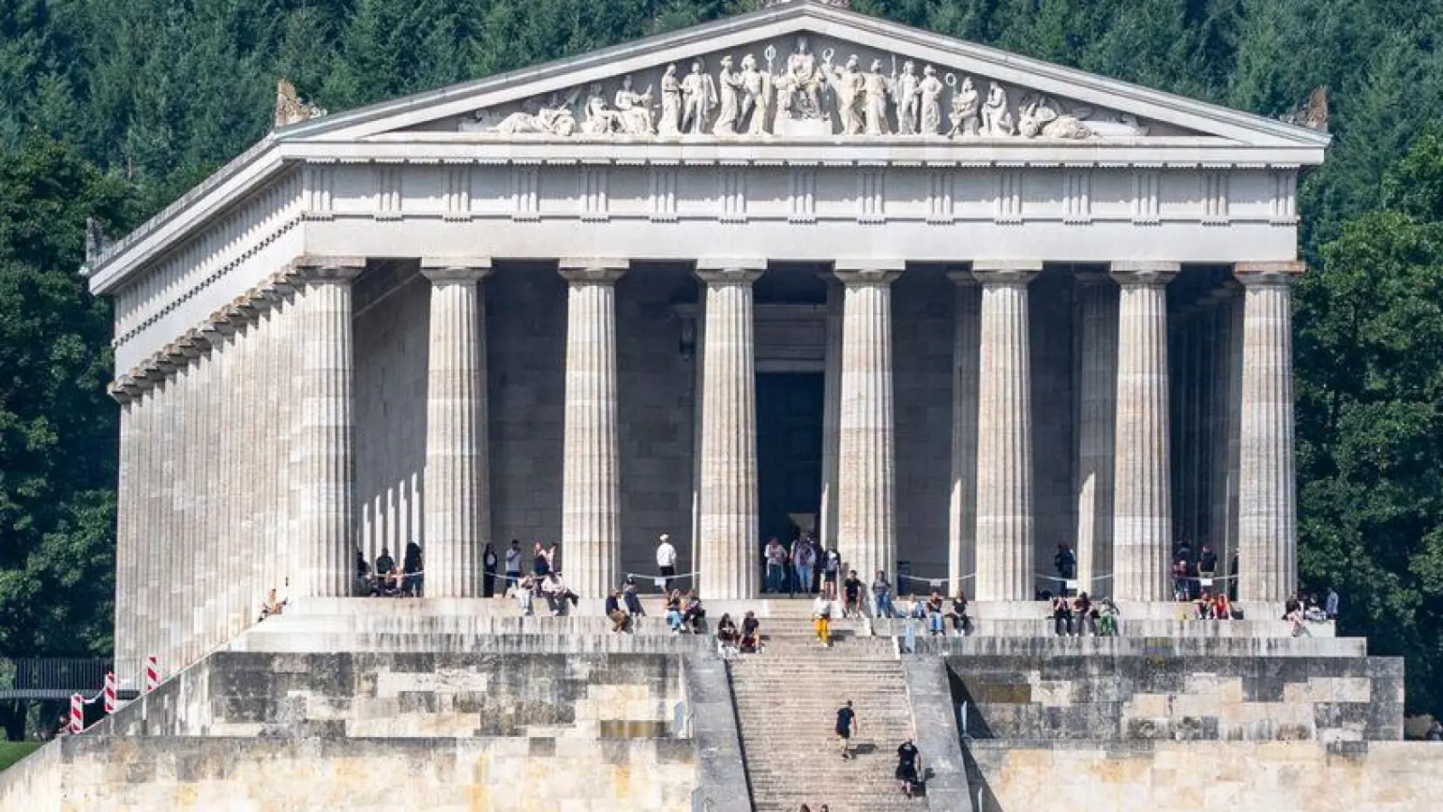 Die imposante Ruhmeshalle Walhalla befindet sich in Donaustauf bei Regensburg. (Archivbild) (Foto: Armin Weigel/dpa)