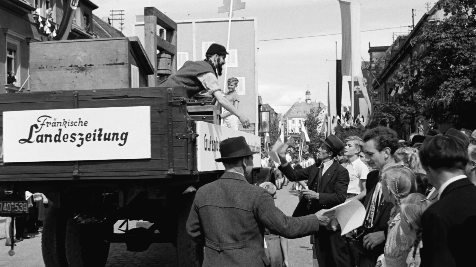 Die Fränkische Landeszeitung hatte beim Heimatfest 1950 einen eigenen Umzugswagen. Das Foto stammt auch aus dem Fundus von Günther Ingrisch, wurde aber nicht im Bildband veröffentlicht.  (Foto: Günther Ingrisch)