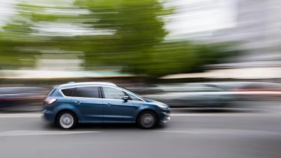 Wer einen Firmenwagen auch privat verwendet, muss das als so genannten geldwerten Vorteil versteuern. (Foto: Julian Stratenschulte/dpa/dpa-tmn)