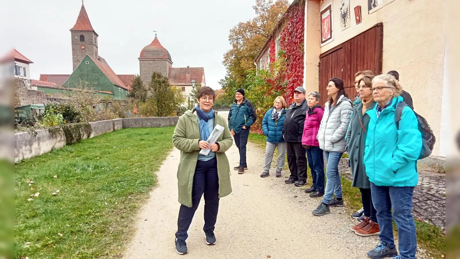 Dr. Kerstin Kech vom Kultur- und Tourismusbüro (links) hat beim großen historischen Tag in der kleinsten Stadt Mittelfrankens Gäste durch Ornbau geführt. (Foto: Diane Mayer)