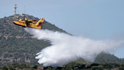 Feuer sind in den Sommermonaten auf Griechenland nicht ungewöhnlich. Bei den derzeitigen Bränden auf der Insel Chios vermuten die Behörden Brandstiftung. (Symbolfoto) (Foto: Thanassis Stavrakis/AP/dpa)