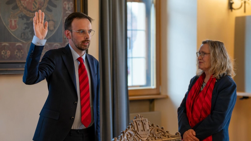 Oberbürgermeister Christoph Rösch wird vom „lebensältesten anwesenden Stadtratsmitglied” Gabriele Müllender (Grüne) vereidigt. (Foto: Mirko Fryska)