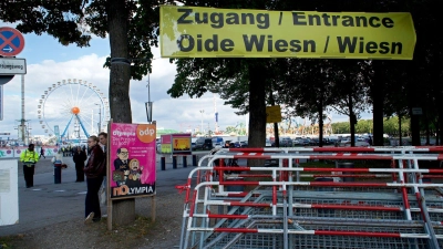 Stundenlang konnten Besucher das Wiesngelände nicht betreten.  (Foto: Michael Faulhaber/dpa)