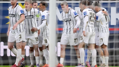 Durften in Paderborn jubeln: Die Profis der SV Elversberg. (Foto: Bernd Thissen/dpa)