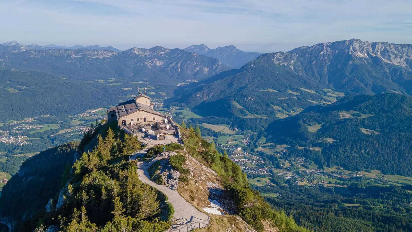 Berggaststätte und Mahnmal zugleich: Durch ihre exponierte Lage hat man vom Kehlsteinhaus einen einzigartigen Blick auf die Berchtesgadener Bergwelt. (Foto: Bergerlebnis Berchtesgaden/dpa-tmn)