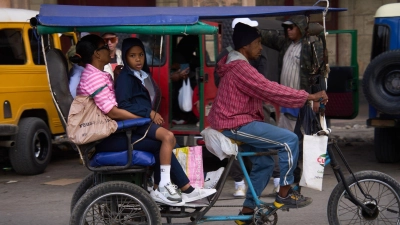 Aufgrund der Krise steigen viele Kubaner auf Fahrradtaxis um.  (Foto: Ramon Espinosa/AP/dpa)