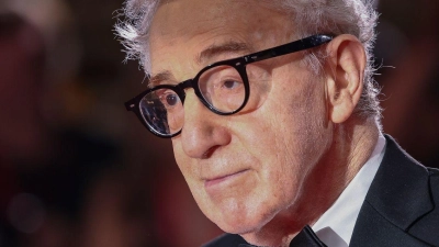 Regie-Legende Woody Allen bereut seine wiederholten Abendessen im Hause von Jeffrey Epstein nicht. (Archivbild) (Foto: Vianney Le Caer/Invision/AP/dpa)
