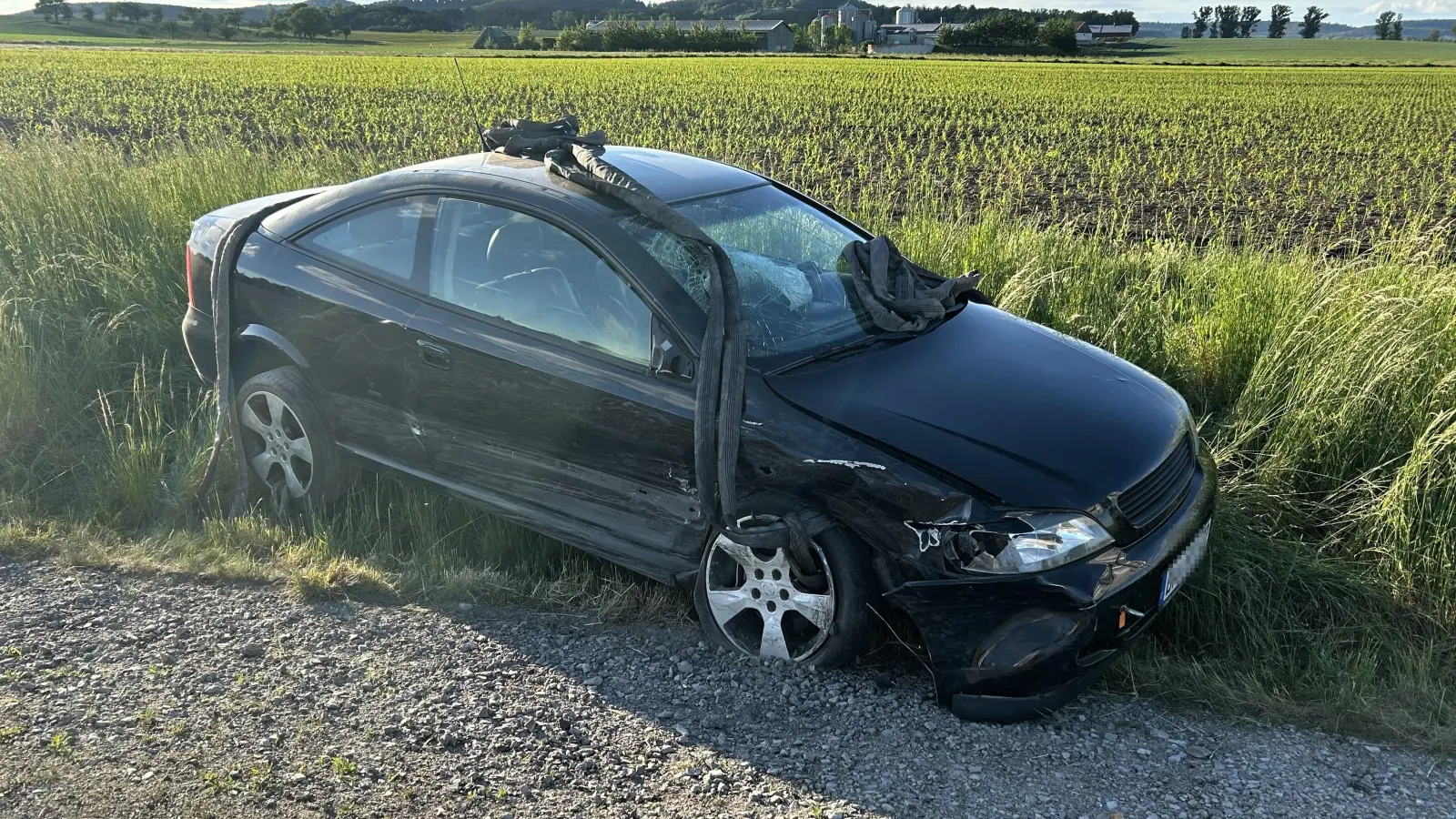 An diesem Fahrzeug entstand genau wie am zweiten Pkw, der am Unfall beteiligt war, ein hoher Sachschaden. (Foto: Ute Niephaus)