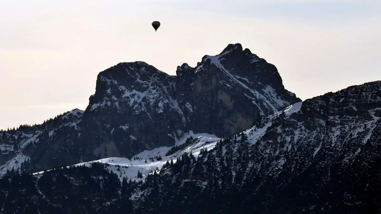 Weihnachten naht - gibt es Schnee in Bayern? (Archivbild) (Foto: Karl-Josef Hildenbrand/dpa)