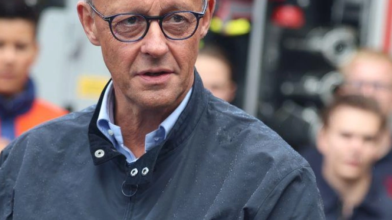 Bundeskanzler Merz dankte den zahlreichen Helferinnen und Helfern für ihren Einsatz.  (Foto: Christoph Reichwein/dpa)