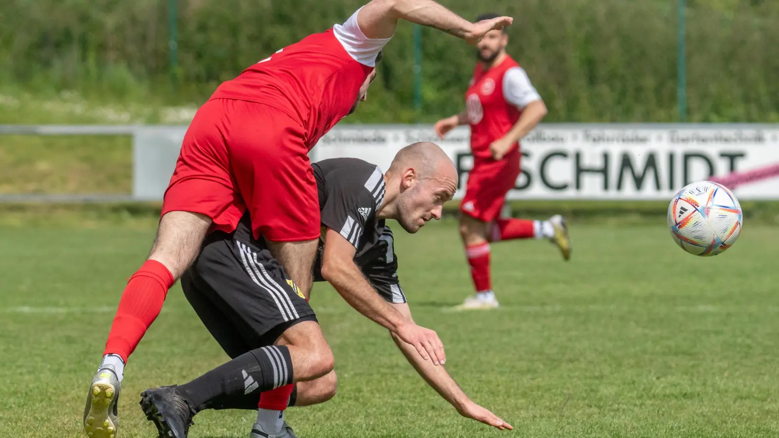 Verkeilt: Der Rothenburger Jannik Hoffmann (links) und Bastian Beyer (Flachslanden, unten).  (Foto: Markus Zahn)