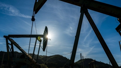 Kasachstan ist ein wichtiger Exporteur für Rohöl - künftig soll noch mehr davon nach Bayern geliefert werden. (Illustration) (Foto: Nic Coury/AP/dpa)