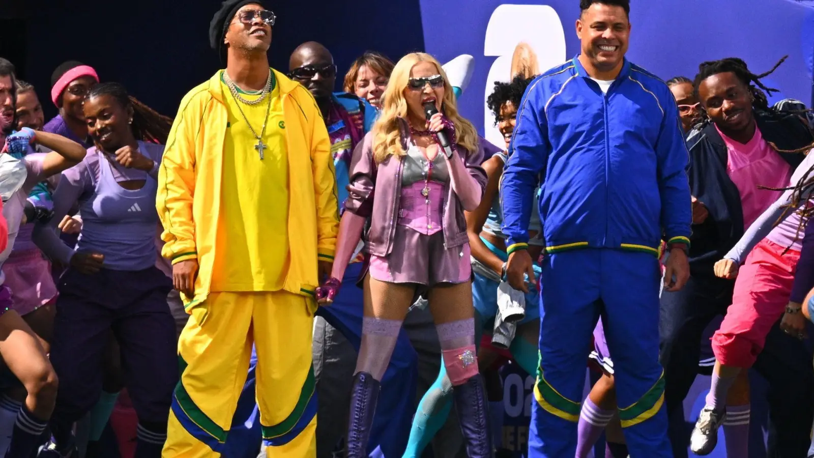 Bunte Mischung: Madonna mit Brasiliens Fußballlegenden Ronaldinho (l) und Ronaldo. (Foto: Tom Weller/dpa)
