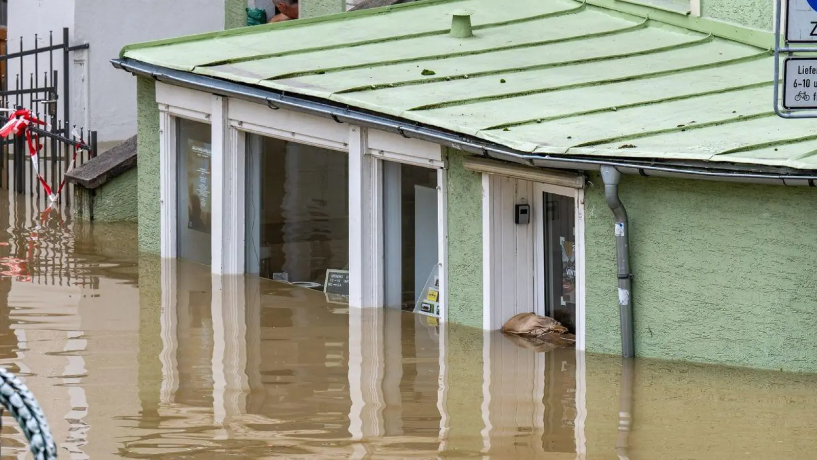 In Bayern herrscht nach heftigen Regenfällen vielerorts weiter Land unter, wie hier in Passau. Nur etwa die Hälfte der in Deutschland stehenden privaten Gebäude ist elementarversichert. (Foto: Armin Weigel/dpa)