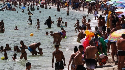 Zahlreiche Menschen sind am Strand von Mondello auf Sizilien zu sehen. Italien leidet besonders unter Übertourismus. (Foto: Alberto Lo Bianco/LaPresse via ZUMA Press/dpa)