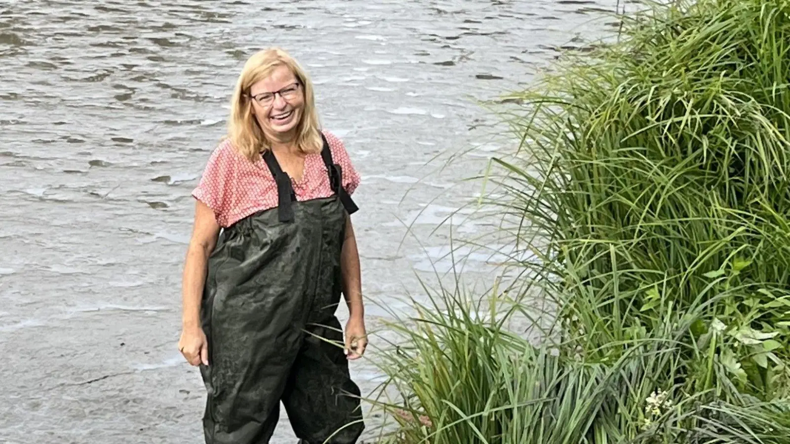 Die Landtagsabgeordnete Gabi Schmidt (Freie Wähler) hat sich heuer am Abfischen beteiligt. (Foto: Abgeordnetenbüro Schmidt)