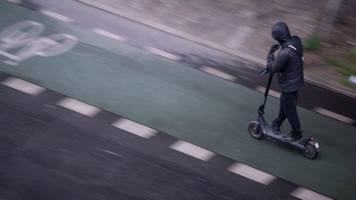 Für E-Scooter gelten Regeln. Wer sich nicht daran hält, muss blechen - oder sogar vor Gericht. (Foto: Hannes P Albert/dpa)