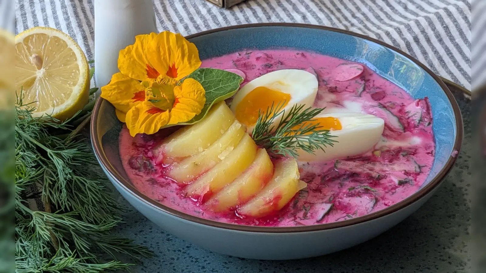 In dieses frische Pink kann man sich verknallen, oder? Die Rote-Bete-Suppe wird mit Kartoffelscheiben und halben Eiern getoppt.  (Foto: Doreen Hassek/hauptstadtkueche.blogspot.com/dpa-tmn)