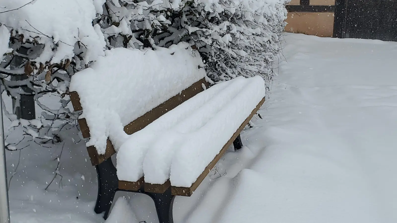 Plötzlich haben alle Bänke dicke, weiße Sitzkissen. (Foto: Ulli Ganter)