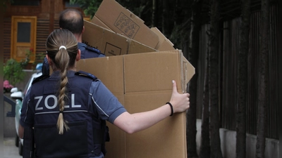Bei einer Razzia im Sommer 2025 durchsuchten Beamte des Zolls mehrere Objekte in Westmittelfranken. (Archivbild: NEWS5/Markus Zahn)