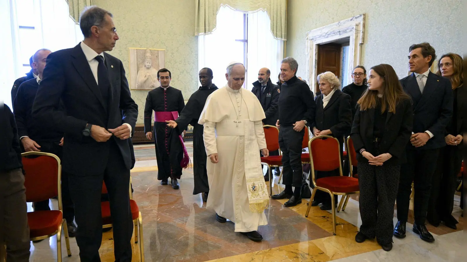 Papst Leo XIV. spricht Angehörigen von Crans-Montana-Opfern Trost zu. (Foto: Vatican Media/IPA via ZUMA Press/dpa)
