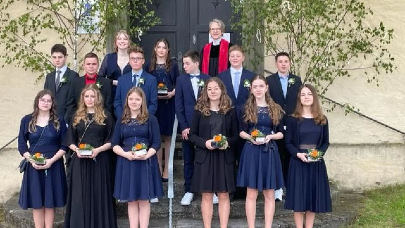 14 Jugendliche feierten in Schillingsfüst mit Pfarrerin Birgit Schwalbe ihre Konfirmation. (Foto: Waltraud Maul)