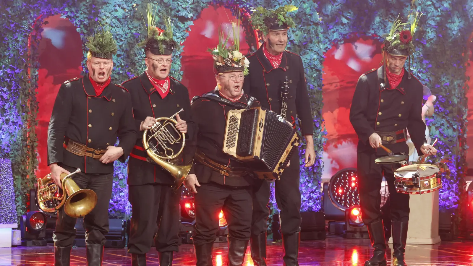 Erklärt den Franken den Krieg: die Altneihauser Feierwehrkapell’n in ihrer bitter satirischen Nummer gegen Militarismus. (Foto: Reinhard Zichy)