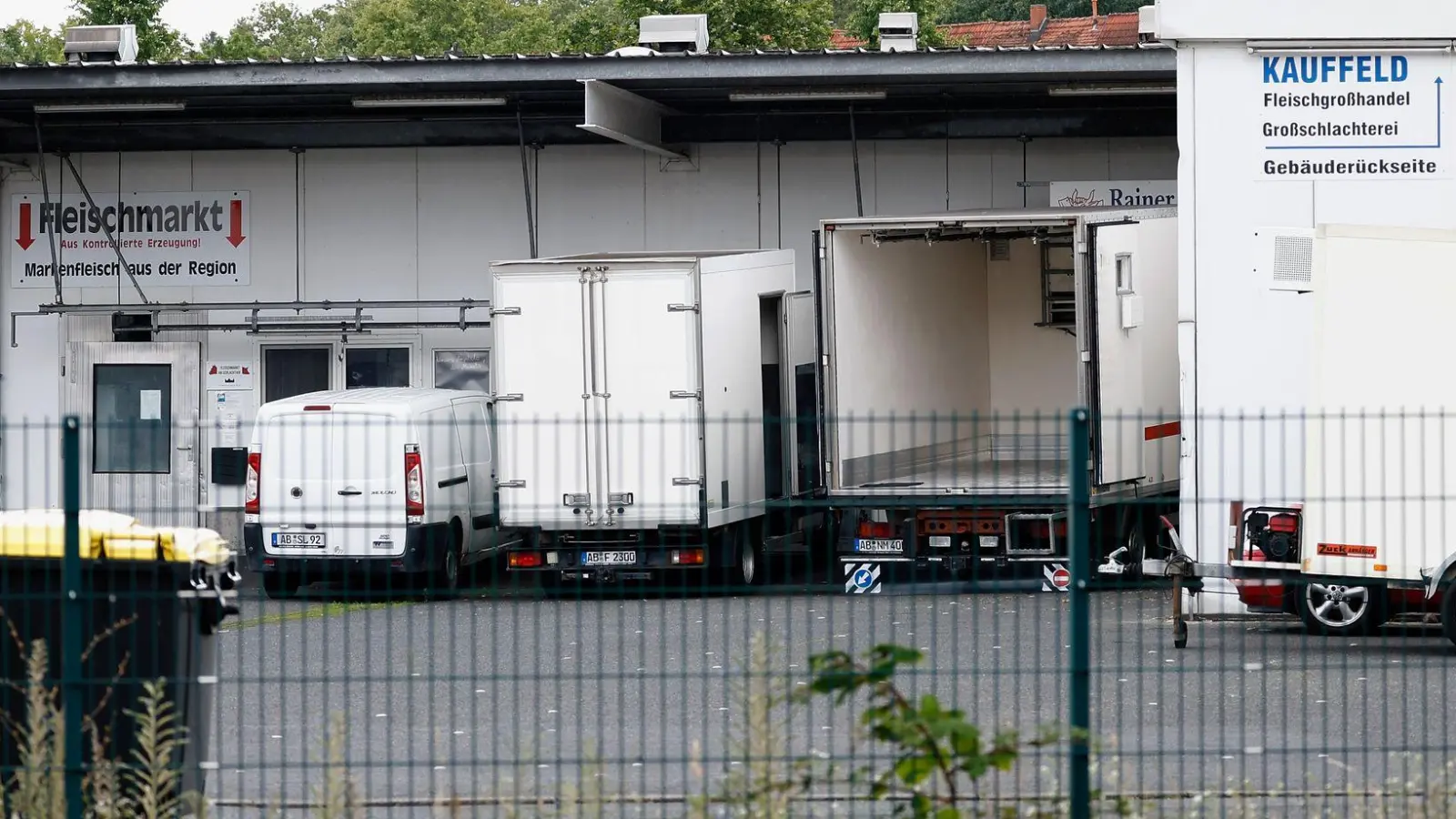 Die Stadt Aschaffenburg hat eine Räumungsklage gegen die Betreiberin des örtlichen Schlachthofs eingereicht. Stadt und Schlachthof-Betreiberin verhandeln seit Monaten. (Foto: Heiko Becker/dpa)