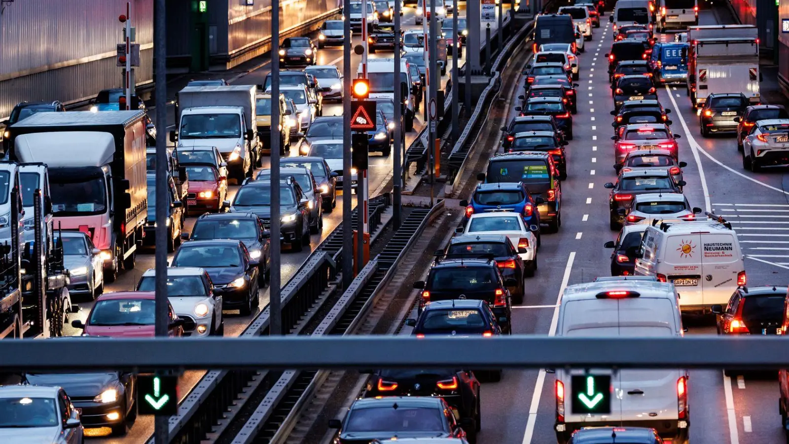 Egal, ob Stau oder widrige Wetterverhältnisse: Beschäftigte müssen dennoch dafür sorgen, pünktlich bei der Arbeit zu erscheinen.  (Foto: Matthias Balk/dpa)