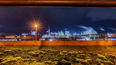 Industriepark Höchst in Frankfurt: Die Chemiebranche steht unter Druck. (Archivbild) (Foto: Andreas Arnold/dpa)