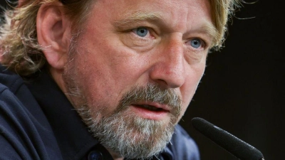 Sven Mislintat bei einer Pressekonferenz. (Archivbild) (Foto: Christoph Reichwein/dpa)
