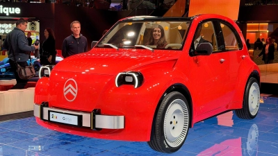 Dürfte den meisten in Paris die Show stehlen: Citroën hat auf dem Pariser Autosalon eine neue Ente vorgestellt. (Foto: Thomas Geiger/dpa-tmn)