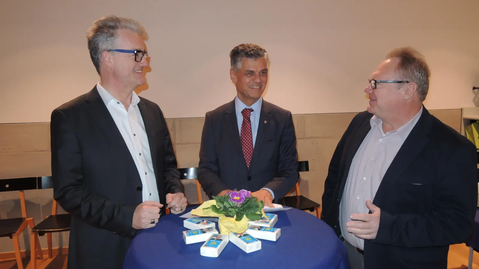 Ein Gespräch unter Freunden (von links): Bürgermeister Patrick Ruh, Dr. Harald Stauder aus Lana und Feuchtwangens Partnerschaftsbeauftragter Friedrich Probst. (Foto: Peter Zumach)