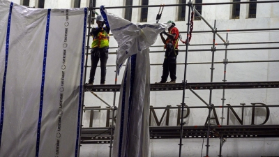 Arbeiter haben laut dem Kennedy Center Trumps Namen von der Fassade der Kultureinrichtung entfernt.  (Foto: Cliff Owen/AP/dpa)