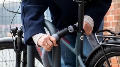 Anschluss gesucht - und gefunden: Wer sein Fahrrad an festen Objekten anschließt, macht es Dieben deutlich schwerer. (Foto: Zacharie Scheurer/dpa-tmn)
