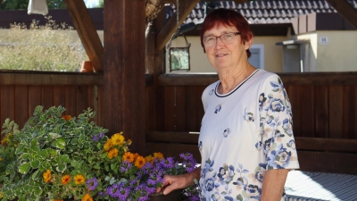 Zu ihrem 50. Geburtstag hat sich Berta Faßold eine Gartenlaube am Hof in Oberhöchstädt gewünscht. Das ist jetzt 25 Jahre her, aber bei Festen kommt die Familie hier immer noch gern zusammen. (Foto: Antonia Müller)