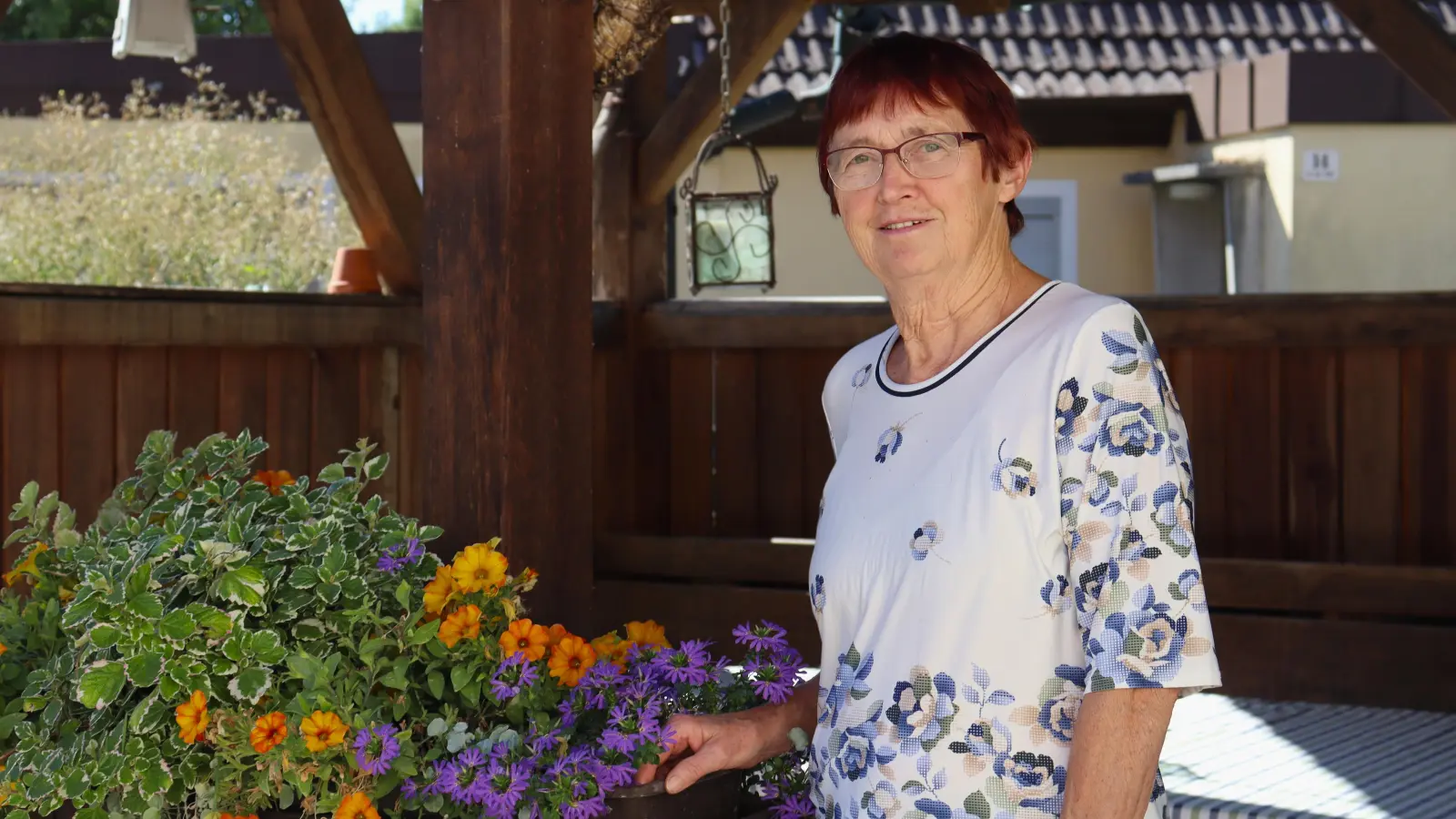Zu ihrem 50. Geburtstag hat sich Berta Faßold eine Gartenlaube am Hof in Oberhöchstädt gewünscht. Das ist jetzt 25 Jahre her, aber bei Festen kommt die Familie hier immer noch gern zusammen. (Foto: Antonia Müller)