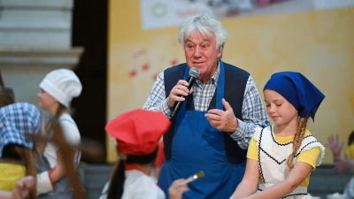 Liedermacher Rolf Zuckowski verschickt noch immer handgeschriebene Weihnachtskarten. (Foto: Markus Lenhardt/dpa)