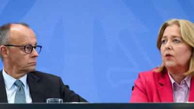 Friedrich Merz, Bundeskanzler und Bundesvorsitzender der CDU, und Bärbel Bas, Bundesministerin für Arbeit und Soziales und Bundesvorsitzende der SPD, äußern sich bei einer Pressekonferenz nach der ersten Sitzung des Koalitionsausschusses nach der Sommerpause im Bundeskanzleramt. (Foto: Bernd von Jutrczenka/dpa)