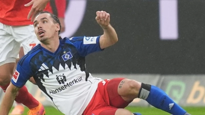 Spieler des Spiels: HSV-Doppeltorschütze Rayan Philippe (r) (Foto: Marcus Brandt/dpa)