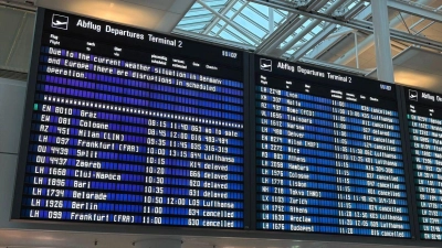 Auf einer Anzeigetafel am Flughafen war von witterungsbedingten Einschränkungen die Rede. (Foto: Manuel Schwarz/dpa)