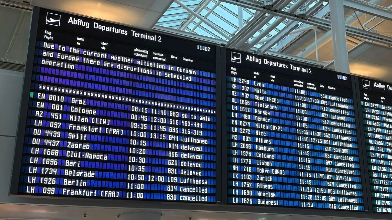 Auf einer Anzeigetafel am Flughafen war von witterungsbedingten Einschränkungen die Rede. (Foto: Manuel Schwarz/dpa)