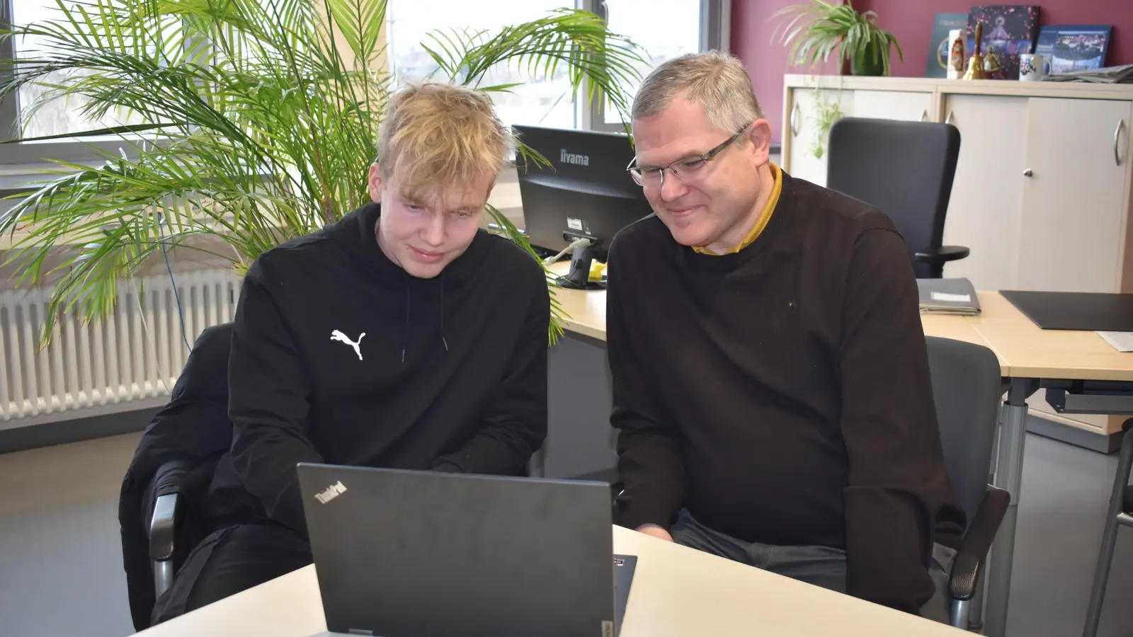 Sebastian Vollmer warf mit Schulleiter Norbert Zips einen Blick auf ein Schachprogramm. Ein solches hat der 15-Jährige auch schon programmiert. (Foto: Ute Niephaus)