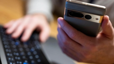 Die Menschen in Deutschland blicken mit gemischten Gefühlen auf den KI-Einsatz bei Finanzdienstleistungen. (Symbolbild).  (Foto: Monika Skolimowska/dpa)