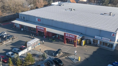 Über der Apotheke im rechten Gebäudeteil sollen kleine Mitarbeiterwohnungen entstehen. Positiv aufgenommen wurde vom Betreiber des Einkaufsmarktes der Vorschlag, Laubbäume auf der Parkfläche zu pflanzen. (Foto: Mirko Fryska)