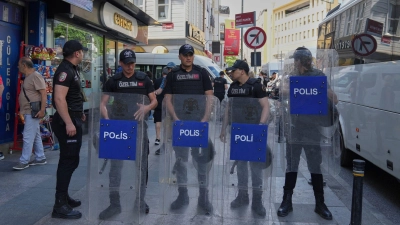 Türkische Polizisten stehen in einer Sicherheitslinie während des jährlichen LGBTQ+ Pride Marsches. (Foto: Dilara Acikgoz/AP/dpa)
