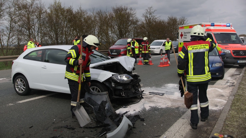 Mehrere Autos sind am Freitag bei Aurach auf der A6 miteinander kollidiert. Die Feuerwehr band auslaufende Betriebsstoffe. (Symbolbild: NEWS5 / Markus Zahn)