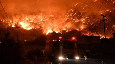 Der Einsatz der Feuerwehr hat den Brand noch nicht stoppen können. (Foto: Uncredited/AP)