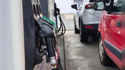 Tanken ist teuer wie nie. (Symbolbild) (Foto: Sascha Thelen/dpa)